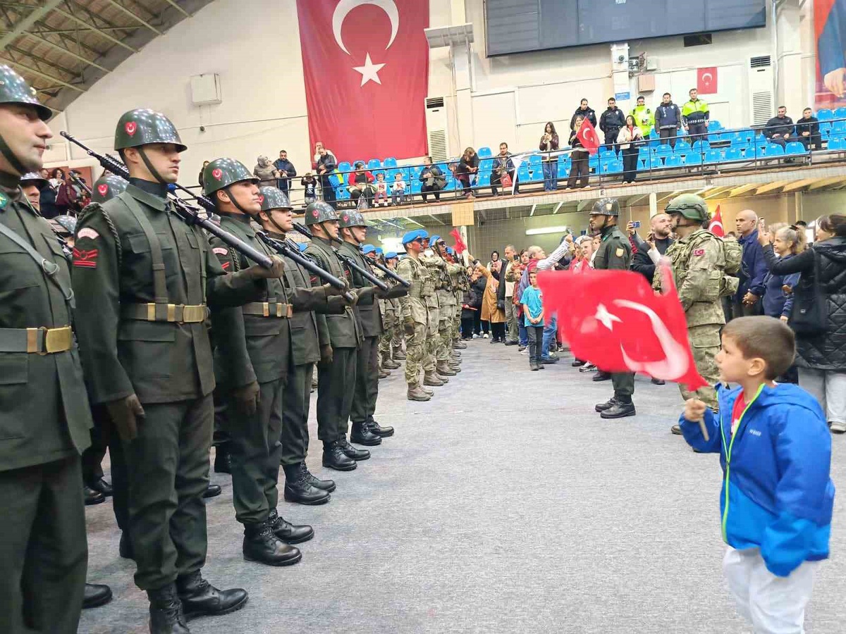 Edirne'de 29 Ekim'in 103. yılında bayraklı çocuk marşlara eşlik etti