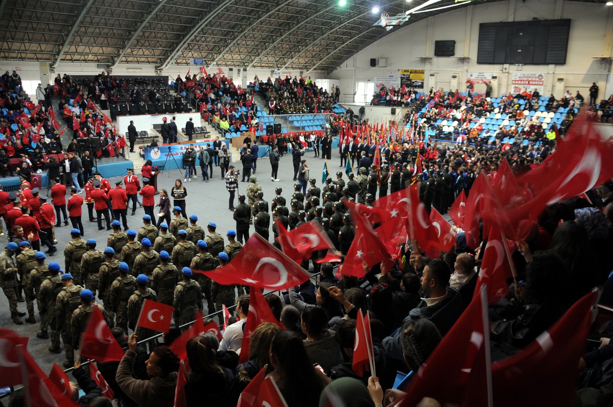 Edirne'de Cumhuriyet Bayramı hava muhalefeti nedeniyle spor salonunda kutlandı