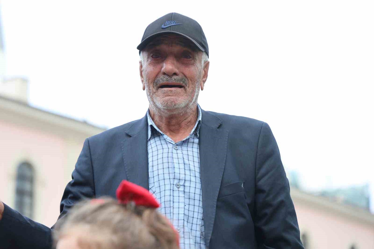 Elazığ'da öğrencilerin söylediği Ölürüm Türkiyem 70'li yaşlardaki vatandaşı ağlattı