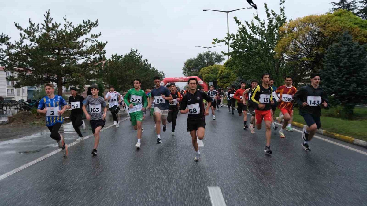 Erzincan'da düzenlenen Cumhuriyet Kupası'nda 168 sporcu mücadele etti