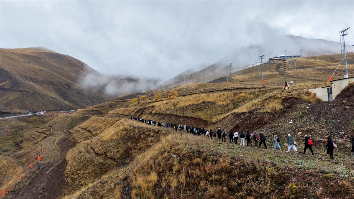 Erzurum'da 277 kişi Cumhuriyet Bayramı için Palandöken'in zirvesine tırmandı