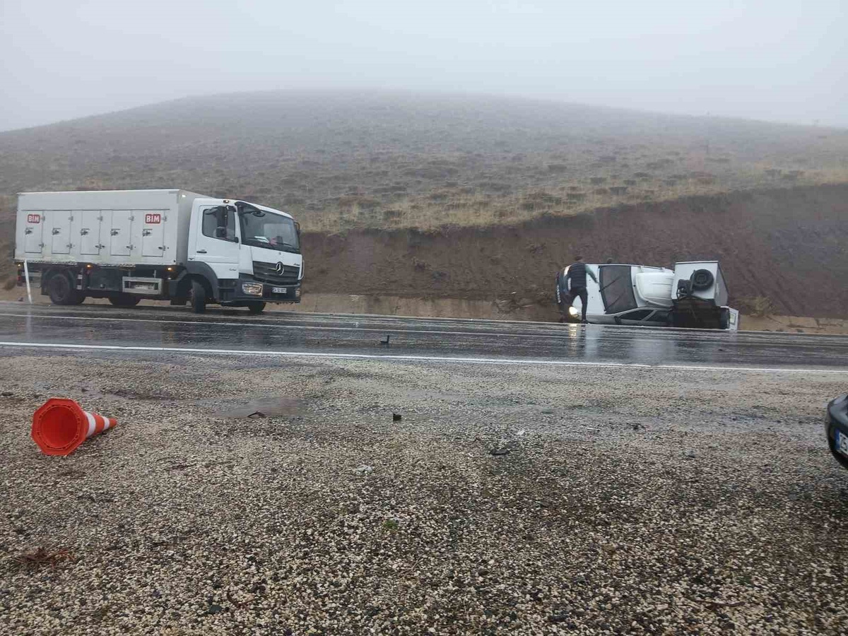 Erzurum Karayazı'da çarpışan araçlarda 2 sürücü yaralandı, birinin durumu ağır