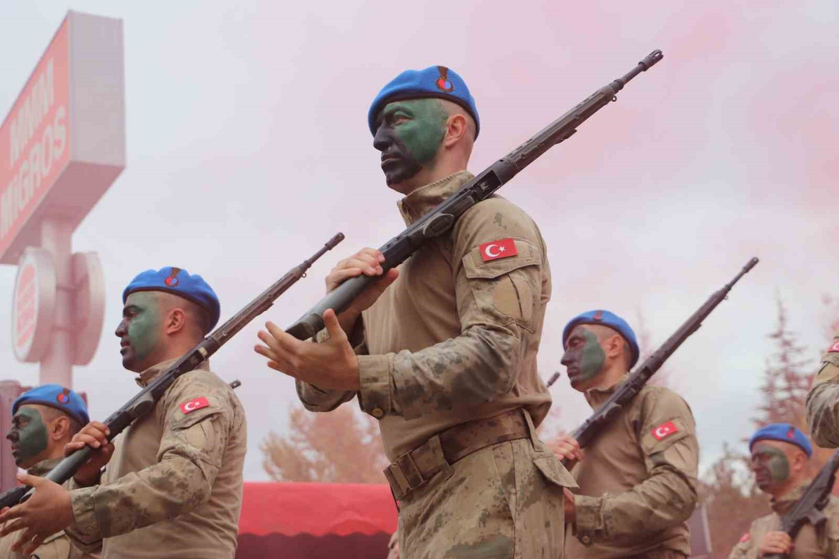Eskişehir'de 29 Ekim kutlamalarında jandarma ve komando gösterisi damga vurdu