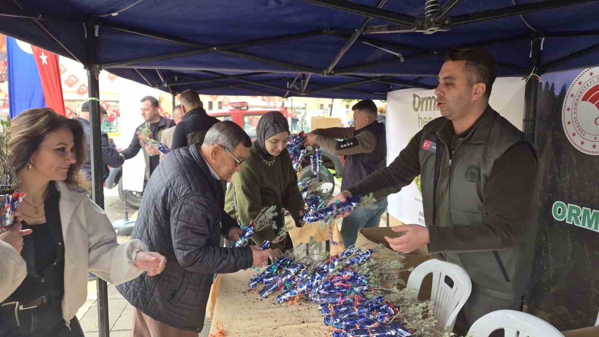 Eskişehir'de Cumhuriyet'in 103'üncü yılı için bin 103 lavanta fidanı dağıtıldı