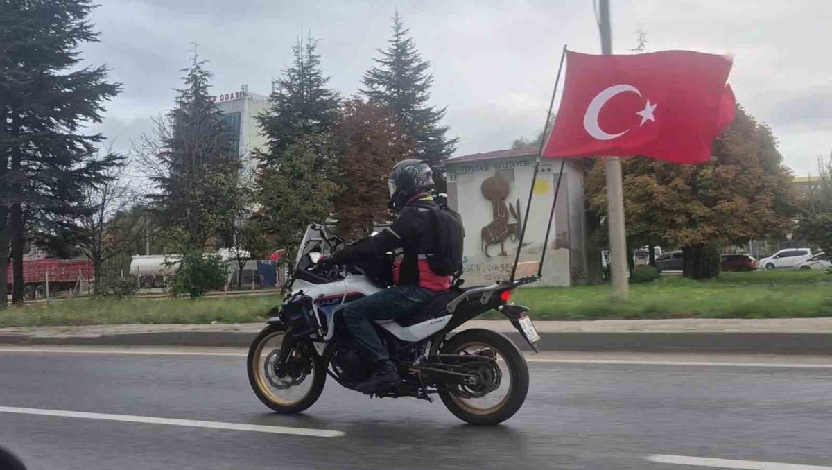 Eskişehir'de motosiklet sürücüsü 29 Ekim coşkusunu bayraklarla çevre yoluna taşıdı