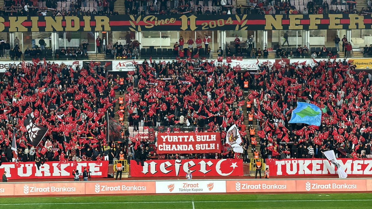 Eskişehirspor taraftarları Iğdır FK maçı öncesi Cumhuriyet Bayramı'nı kutladı