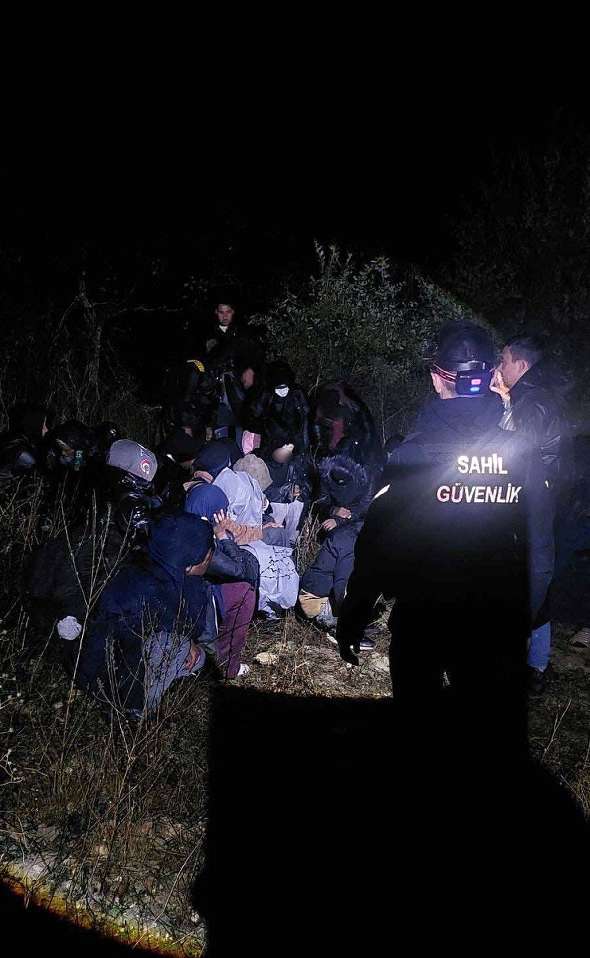 Ezine'de sahil güvenlik ve polis ekipleri 1'i çocuk 31 kaçak göçmen yakaladı