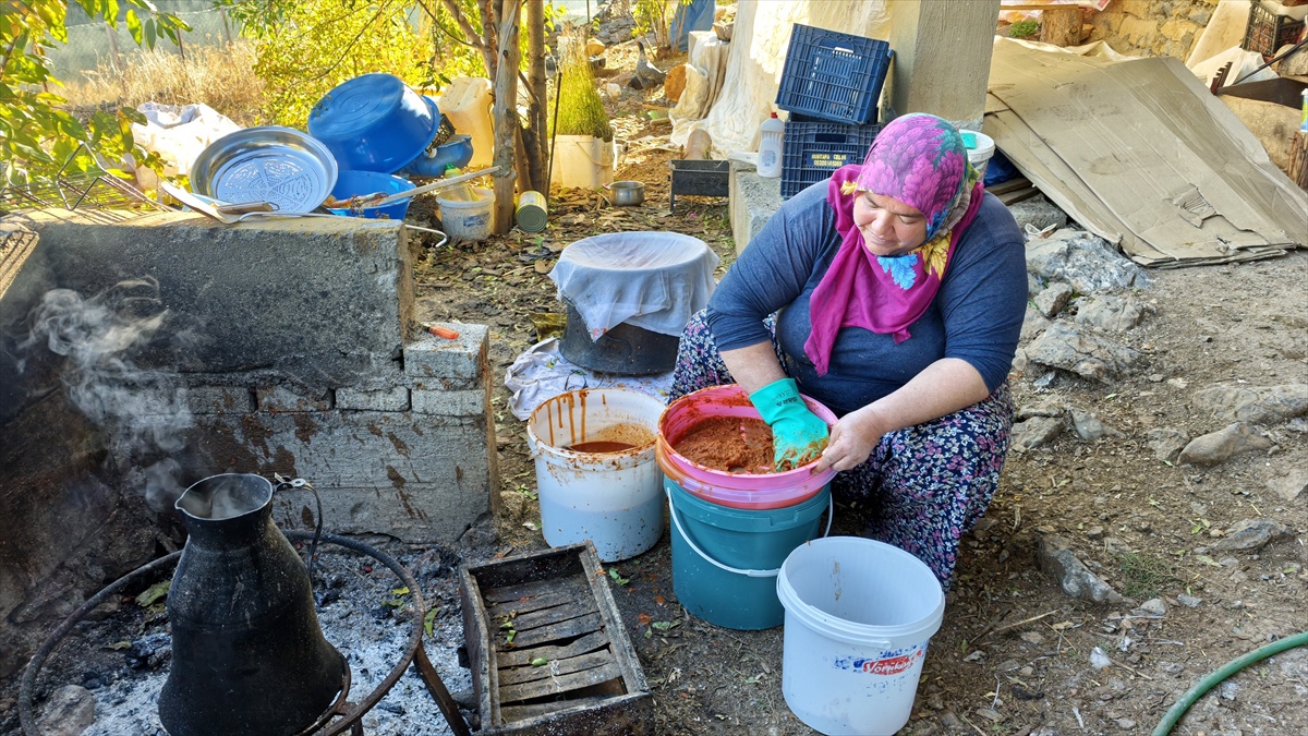 Fatmagül Şahin Bozkır yaylalarında kuşburnu marmelatı ve keçiboynuzu pekmezi üretiyor