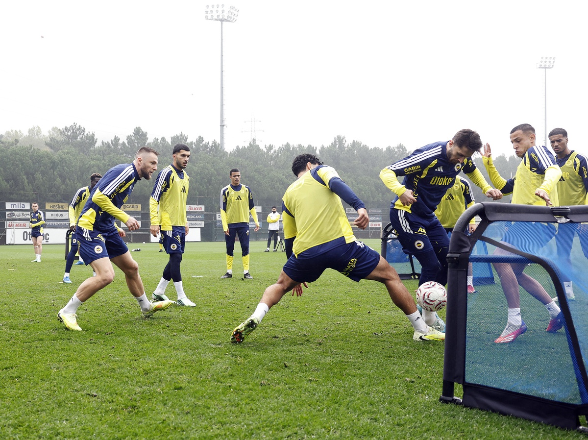 Fenerbahçe, Göztepe maçı hazırlığını Cumhuriyet Bayramı'nda sürdürdü