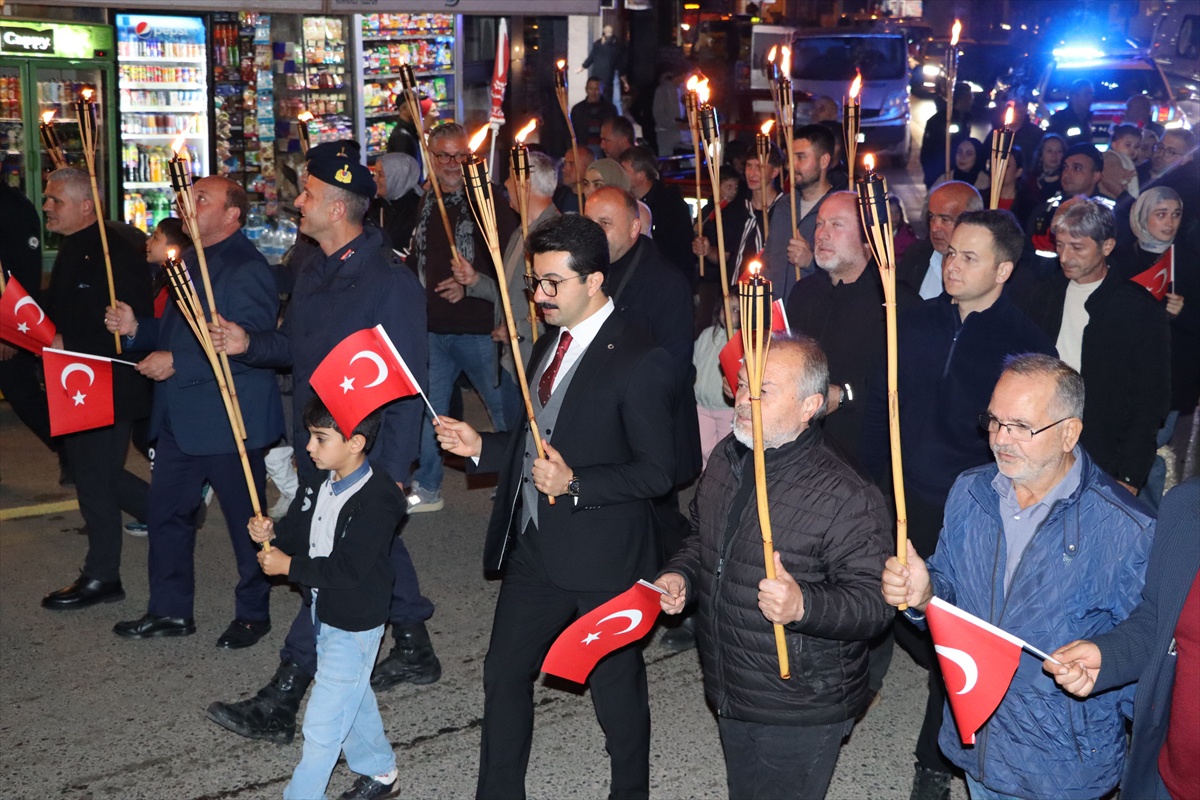 Ferizli'de Cumhuriyet'in 103. yılı için fener alayı düzenlendi