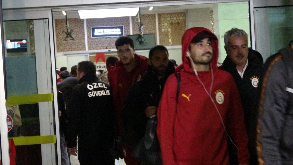 Galatasaray kafilesi Konyaspor maçı için Konya'da taraftarın ilgisiyle karşılandı