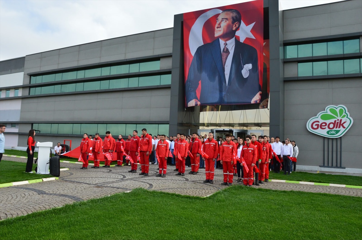 Gedik Piliç Cumhuriyet'in 103. yılını çalışanlarıyla fabrikasında kutladı