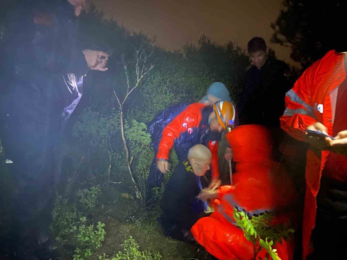 Gemlik'te mantar toplarken kaybolan 83 ve 79 yaşındaki çift kurtarıldı! Jandarma sırtında taşıdı
