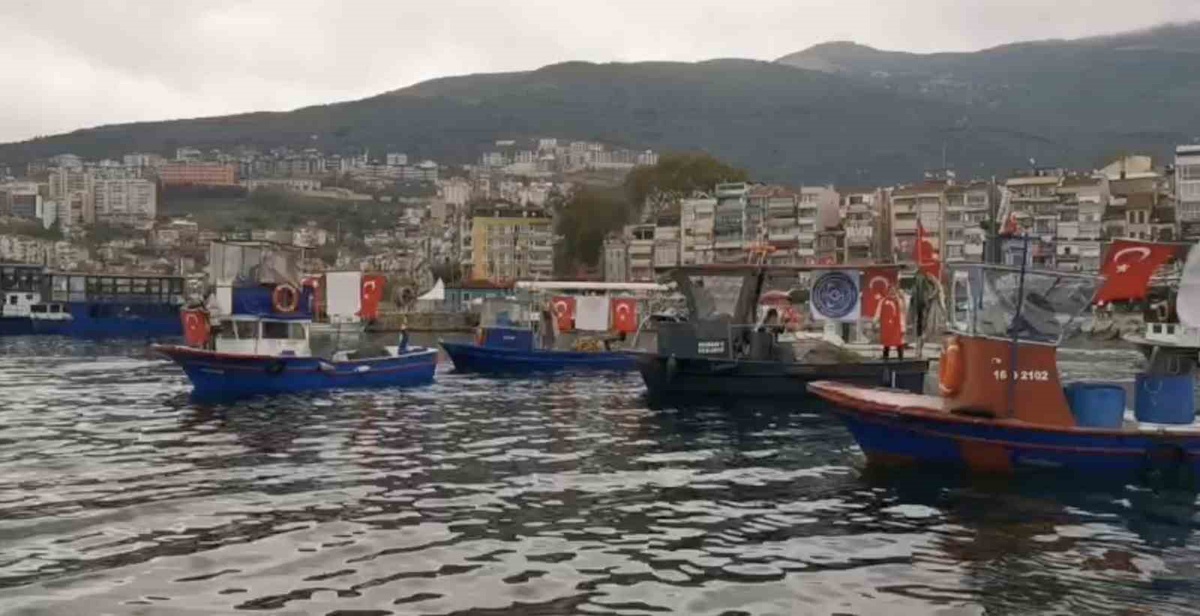 Gemlikli balıkçılar Cumhuriyet Bayramı'nı bayraklı teknelerle kutladı