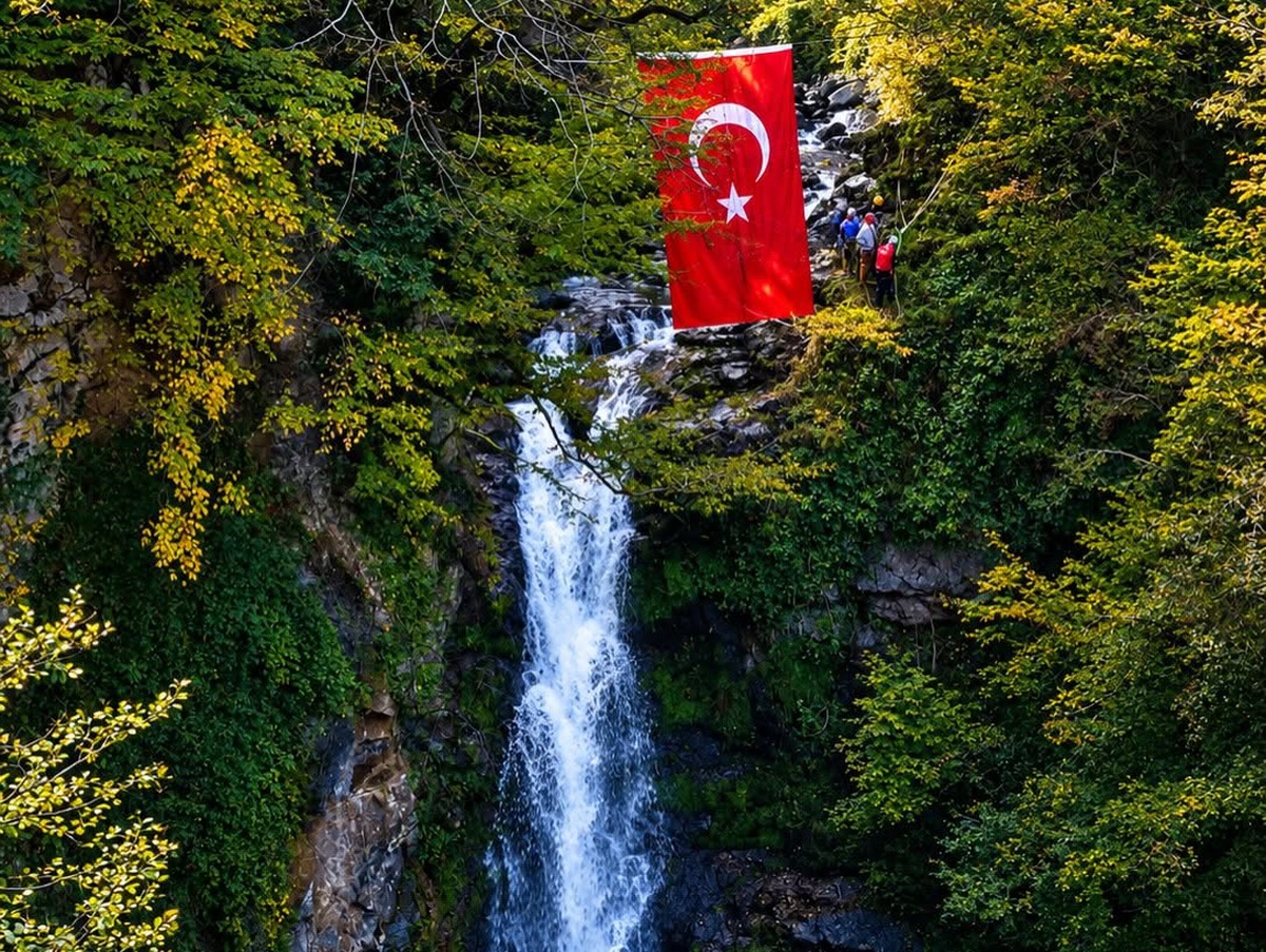 GİDOSK, Akkaya Şelalesi'nde bayrak açıp iple inişle Cumhuriyet'in 103. yılını kutladı