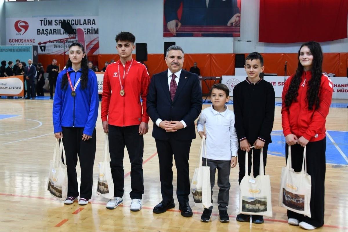 Gümüşhane'de 29 Ekim Cumhuriyet Bayramı Vali Atay'ın katılımıyla kutlandı