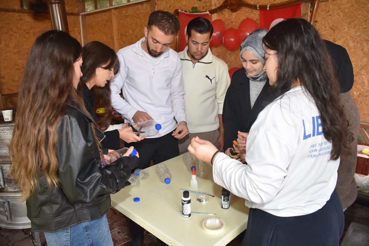 Gümüşhane Üniversitesi öğrencileri Cumhuriyet'in 103. yılına 103 kuş yuvası hazırladı