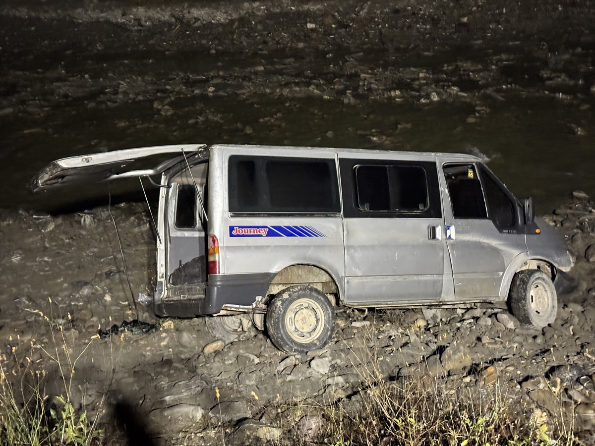 Hakkari'de düzensiz göçmen taşıyan minibüs şarampole devrildi, 24 kişi yaralandı