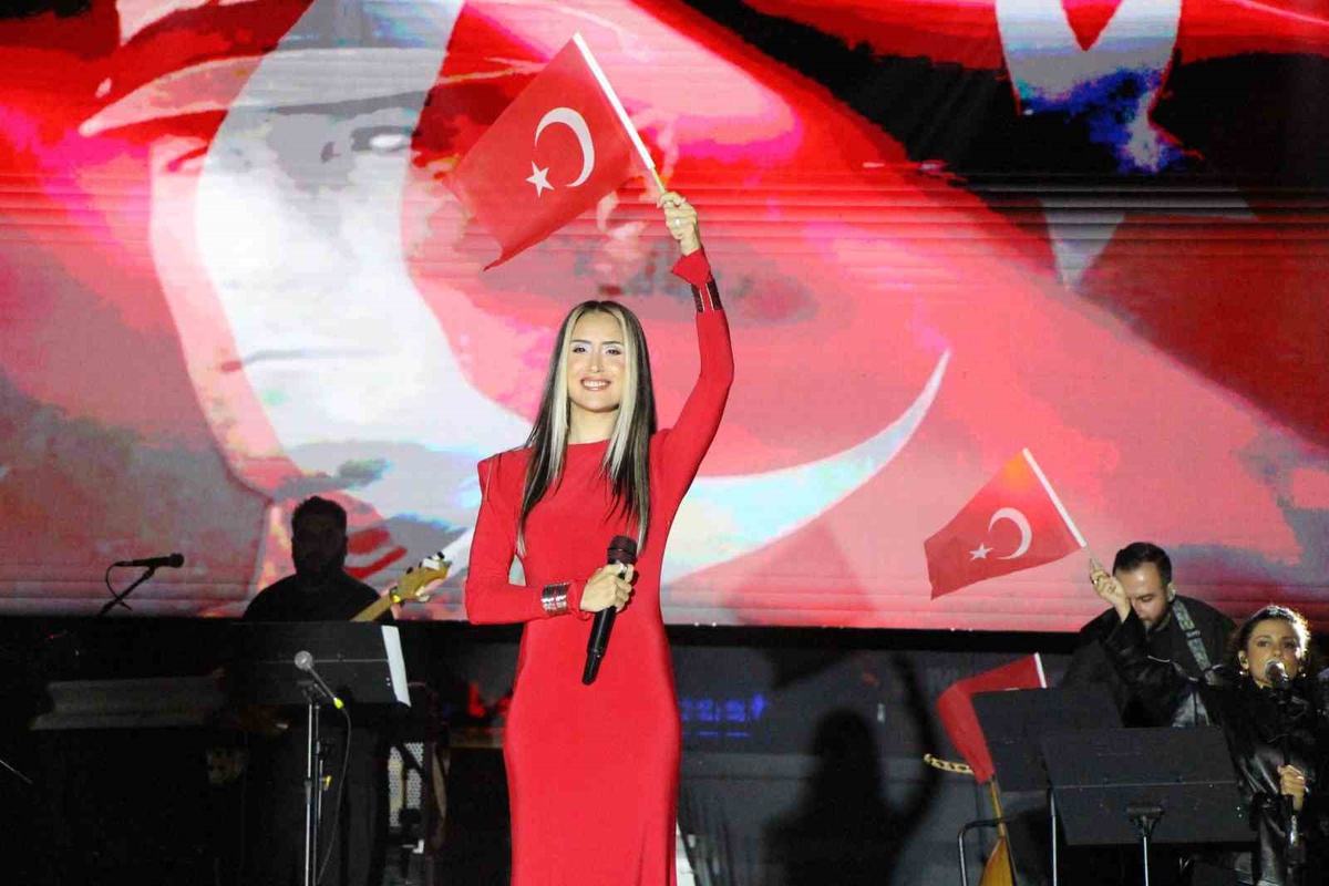 Hande Ünsal, Amasya'da 29 Ekim Cumhuriyet Bayramı konserinde İzmir Marşı'nı söyledi