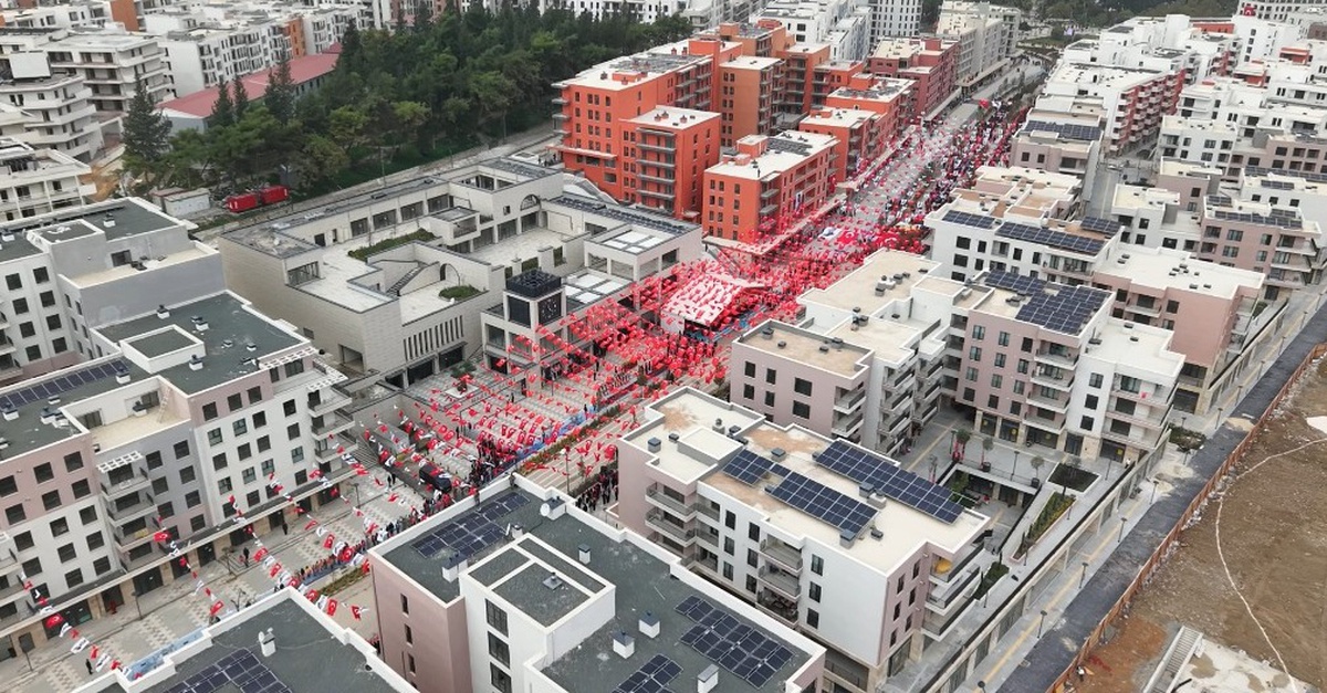 Depremde büyük yıkım yaşanan Antakya'da 3 yıl sonra aynı caddede bayram! Vatandaşlar balkonlardan bayraklarla eşlik etti