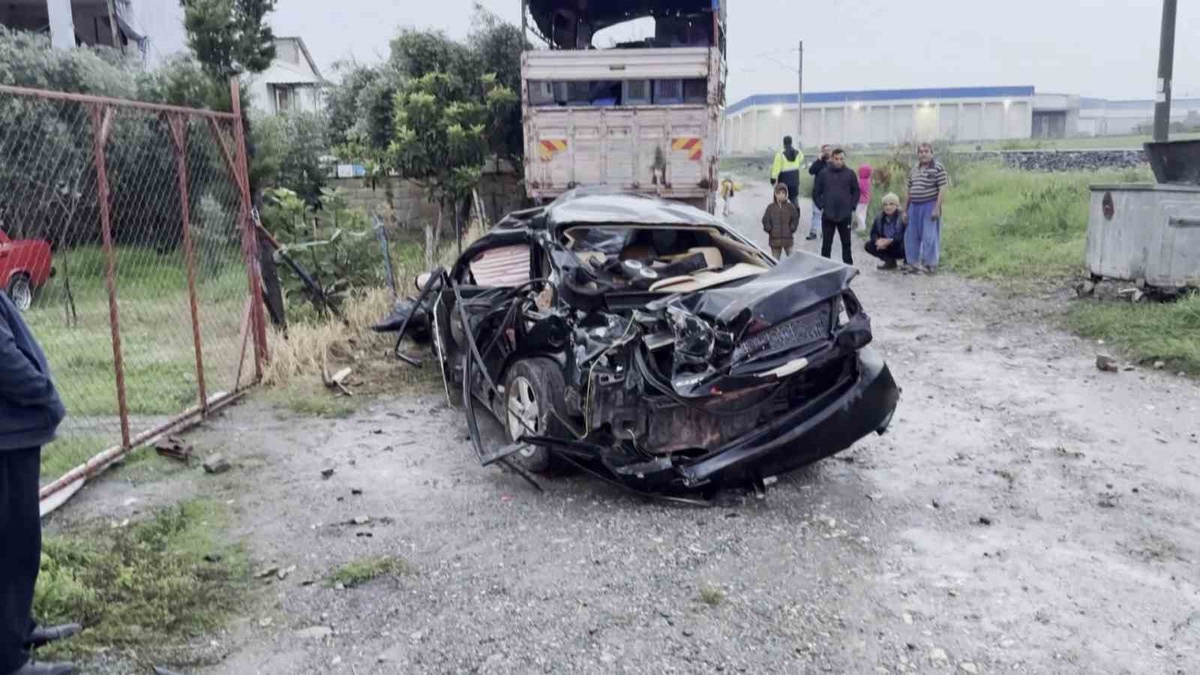 Hatay Dörtyol'da hemzemin geçitte tren otomobile çarptı, anne öldü, oğlu yaralandı