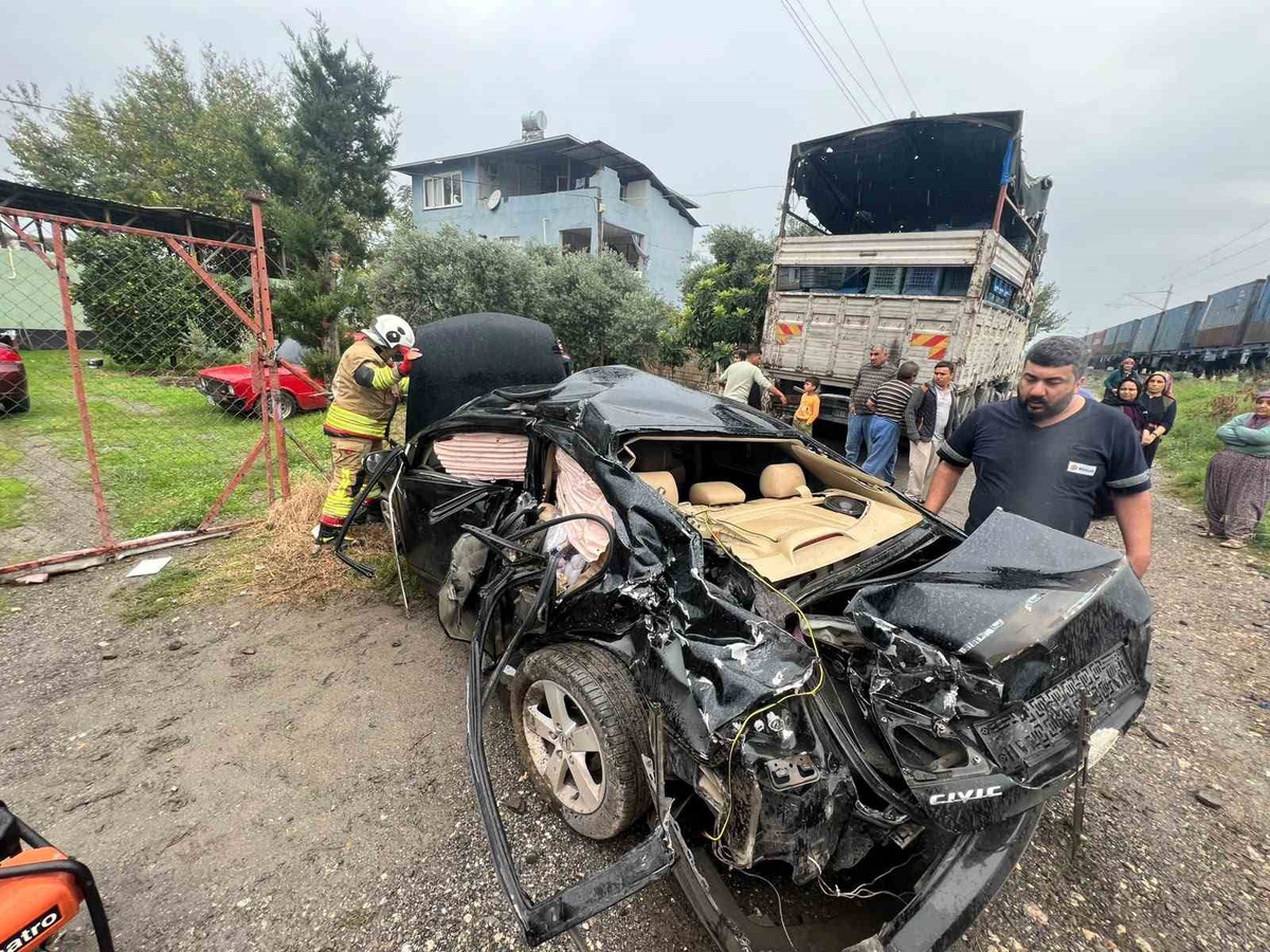 Hatay Dörtyol'da trenle çarpışan otomobilde 2 kişi yaralandı