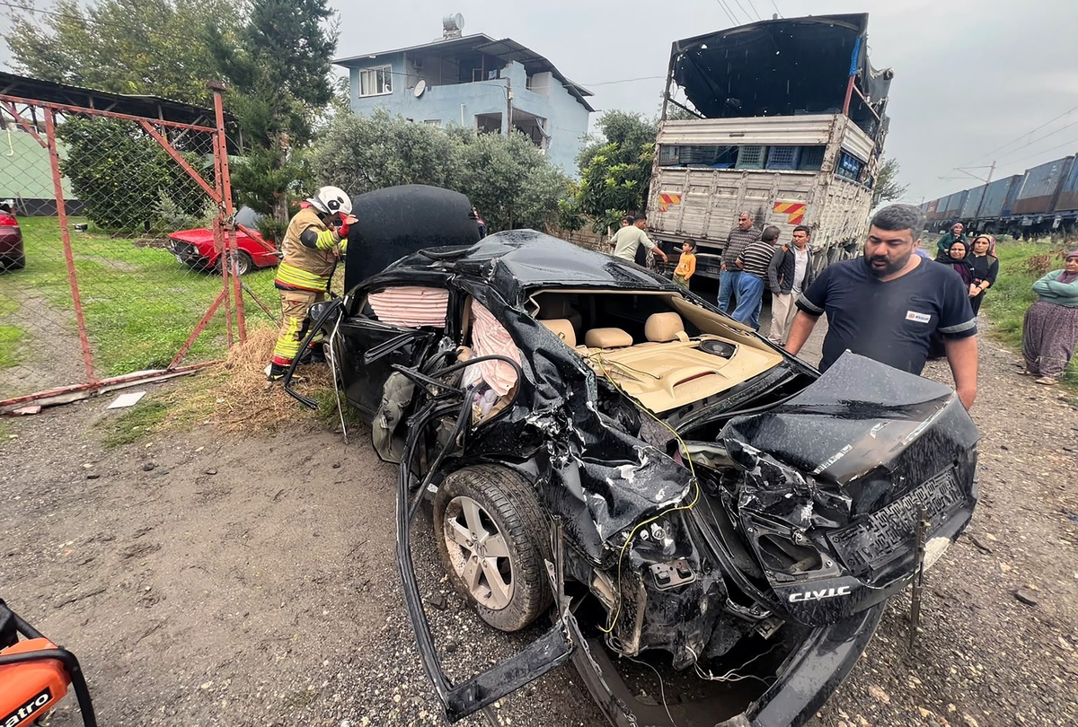 Hatay Dörtyol'da yük treni hemzemin geçitte otomobile çarptı, 2 kişi yaralandı