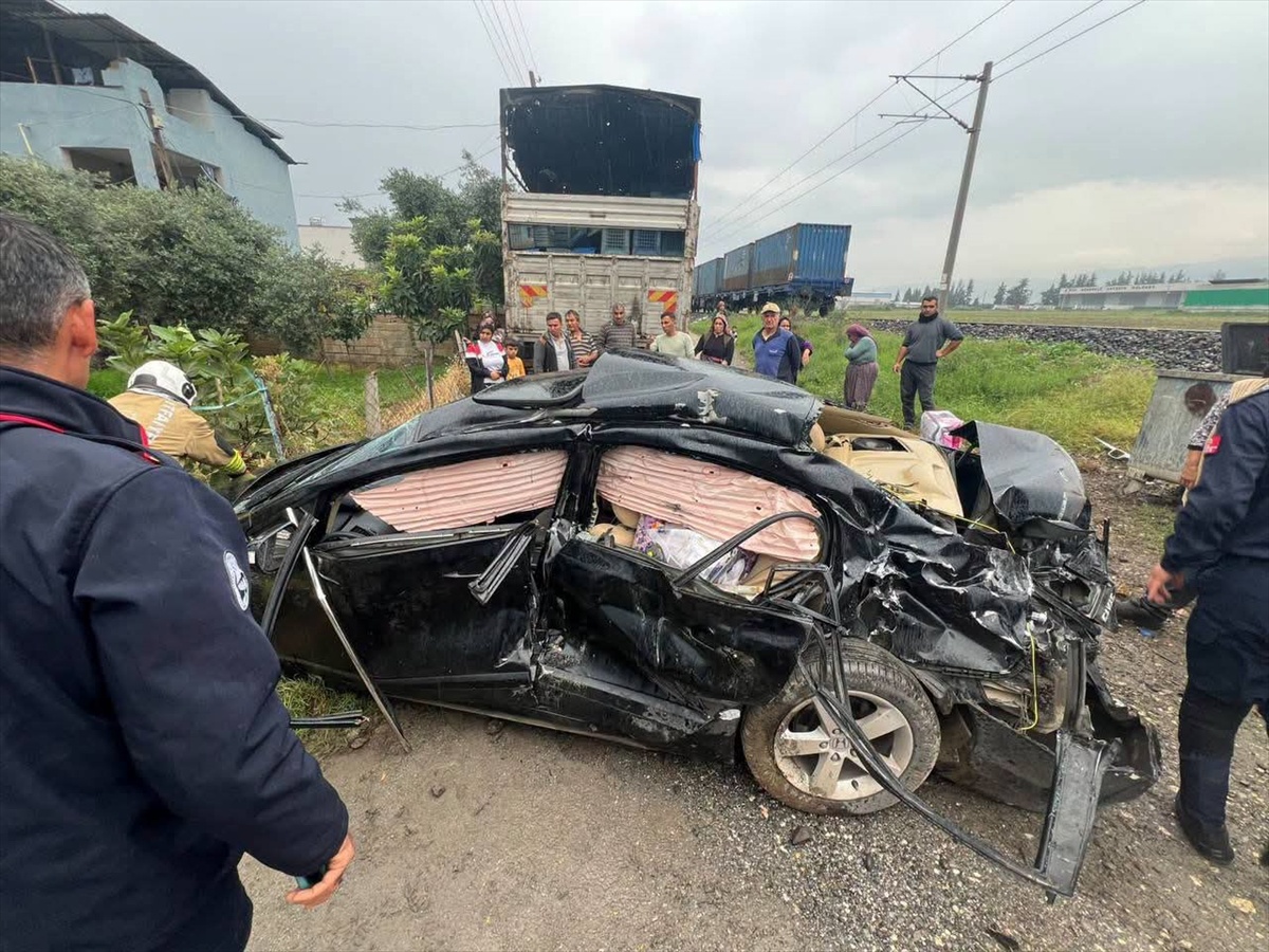 Hatay Dörtyol'da yük treni otomobile çarptı, 2 kişi ağır yaralandı