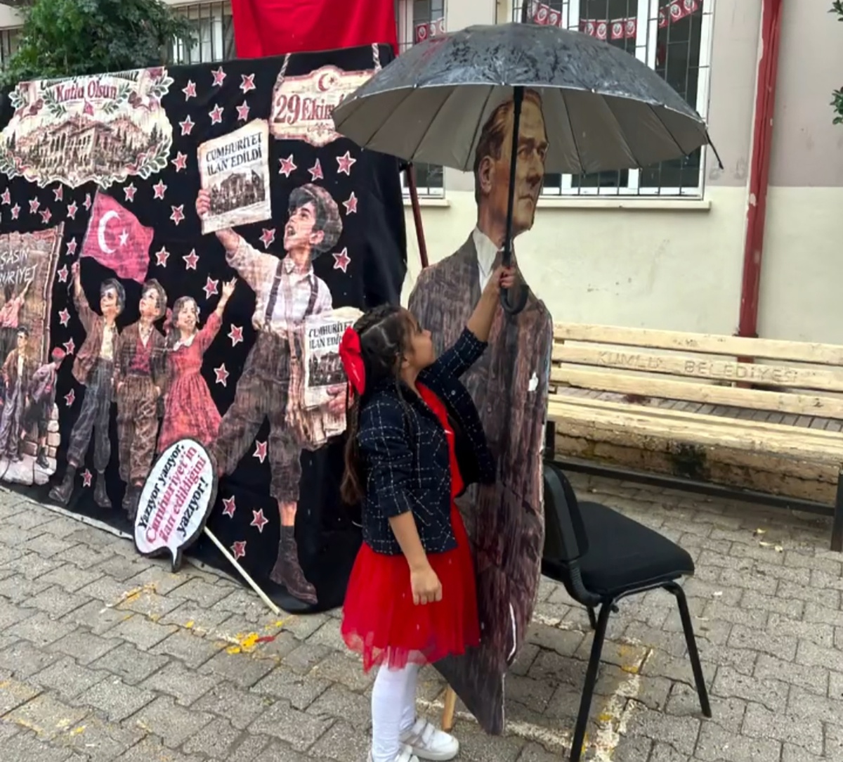 29 Ekim töreninde yağmur başlayınca Atatürk maketini şemsiyesiyle korudu! Hatay'da küçük öğrencinin duygulandıran anları