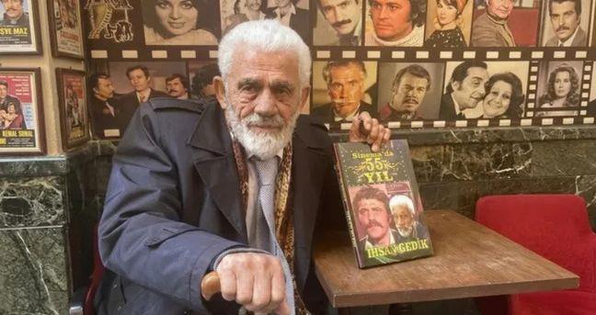 İhsan Gedik kimdir? Karaköy'de kitabını satan Yeşilçam'ın kötü adamı kaç yaşında?