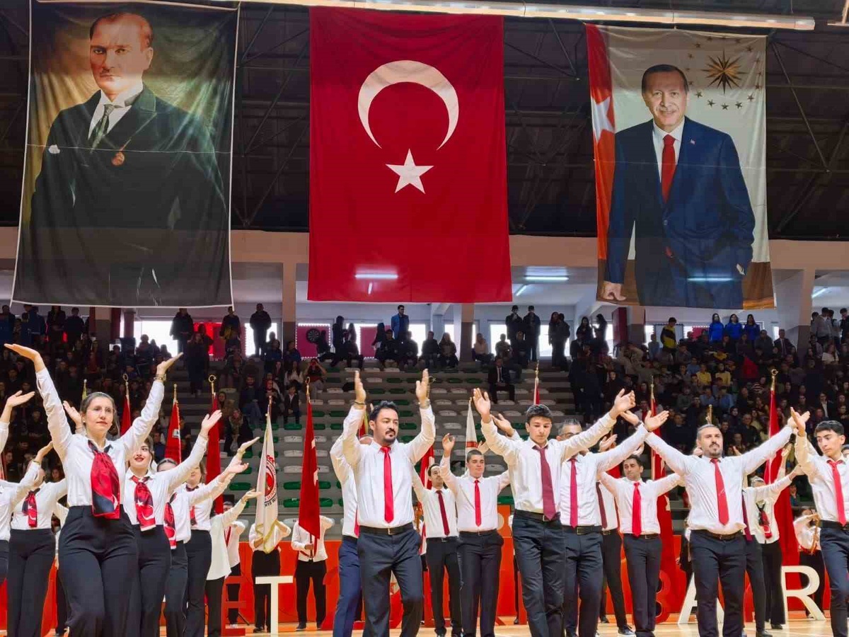 İnegöl'de 29 Ekim'de 103 öğretmenin 7 yöreye ait folklor gösterisi beğeni topladı