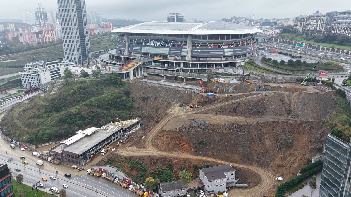 İstanbul Kağıthane'de toprak kayması sonrası belediye ekipleri çalışma başlattı