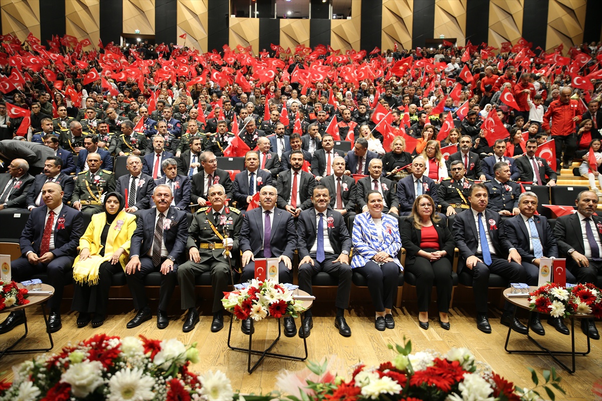 İzmir Kemalpaşa ve Ödemiş'te 29 Ekim töreninde 97 yaşındaki Kore gazisi alkış aldı