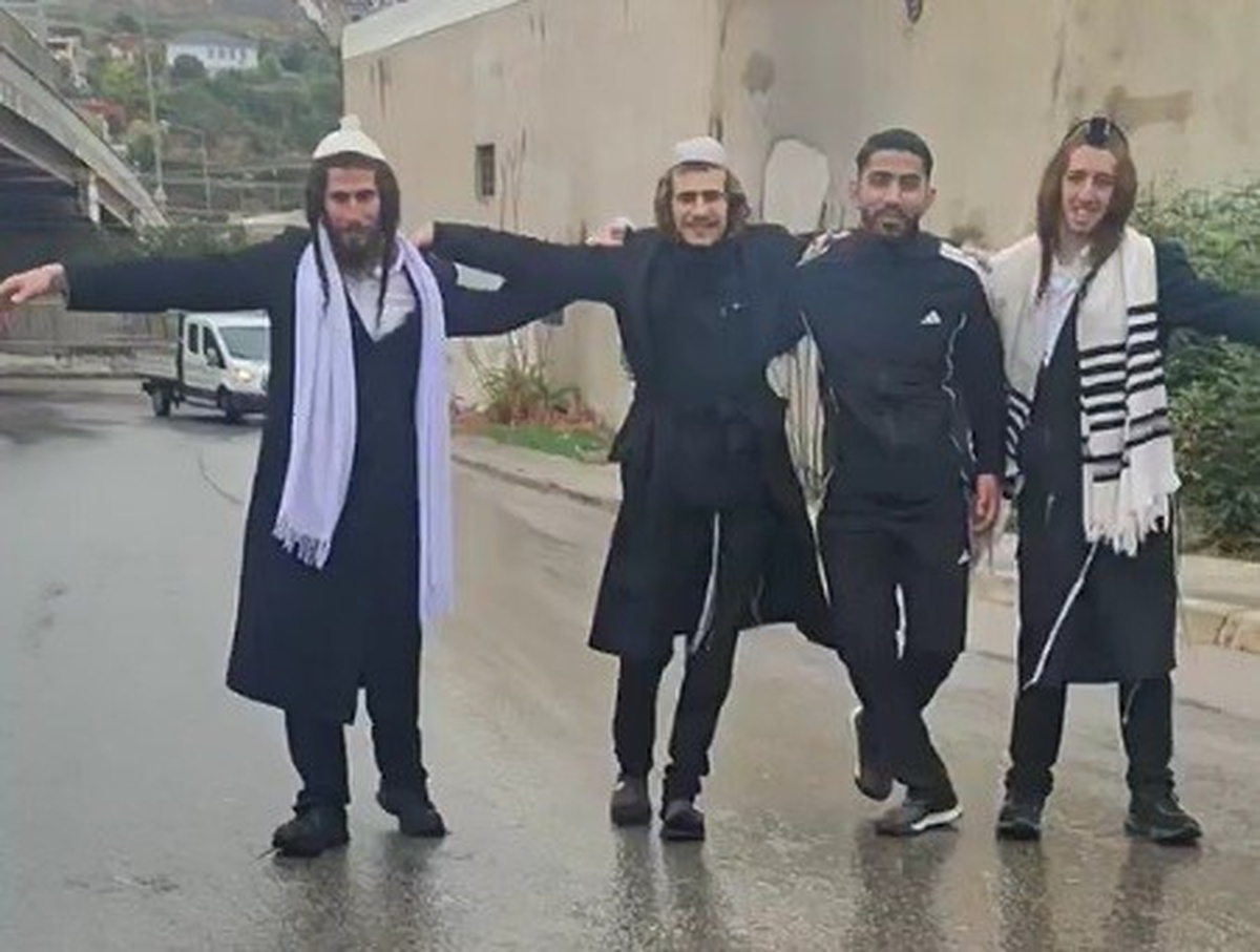 İzmir Konak'ta bir grup Yahudi, Netanyahu'nun seçim yenilgisini dans ederek kutladı