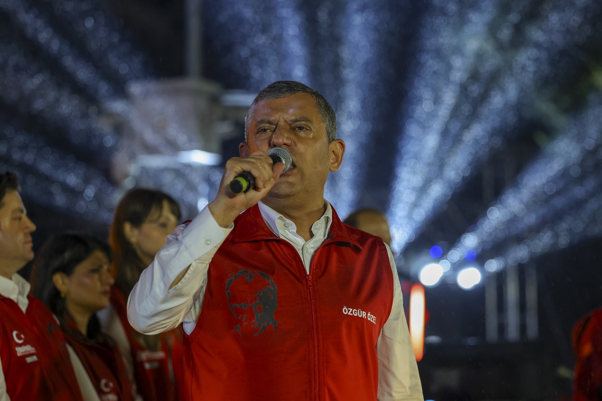 Kadıköy'de Cumhuriyet'in 103. yılı Özgür Özel'in katılımıyla kutlandı