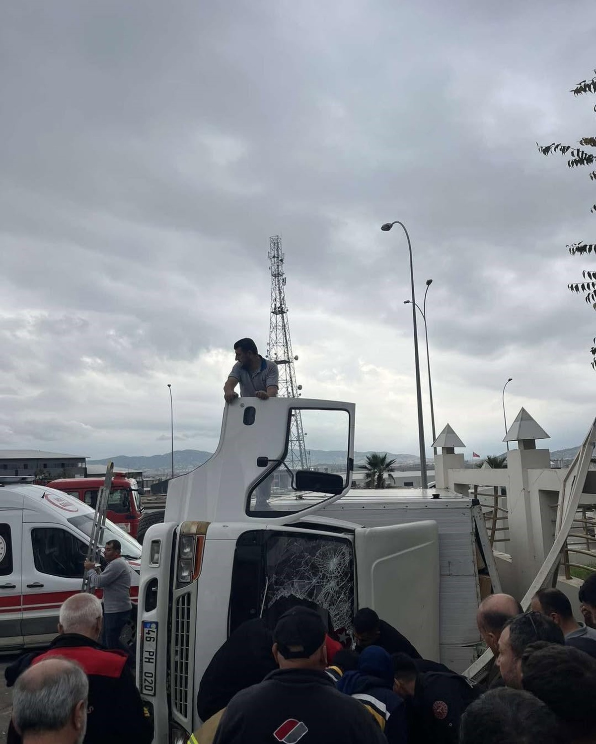Kahramanmaraş-Kayseri yolunda kontrolden çıkan kamyon devrilerek cami duvarına çarptı