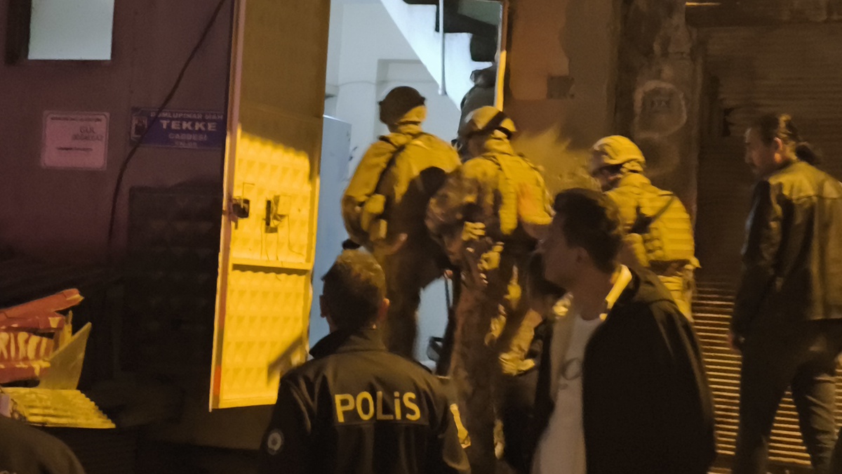Para vermeyen annesini bıçakla rehin aldı, sonra çatıya çıktı! Kahramanmaraş'ta 2 saatlik gerilimi özel harekat bitirdi