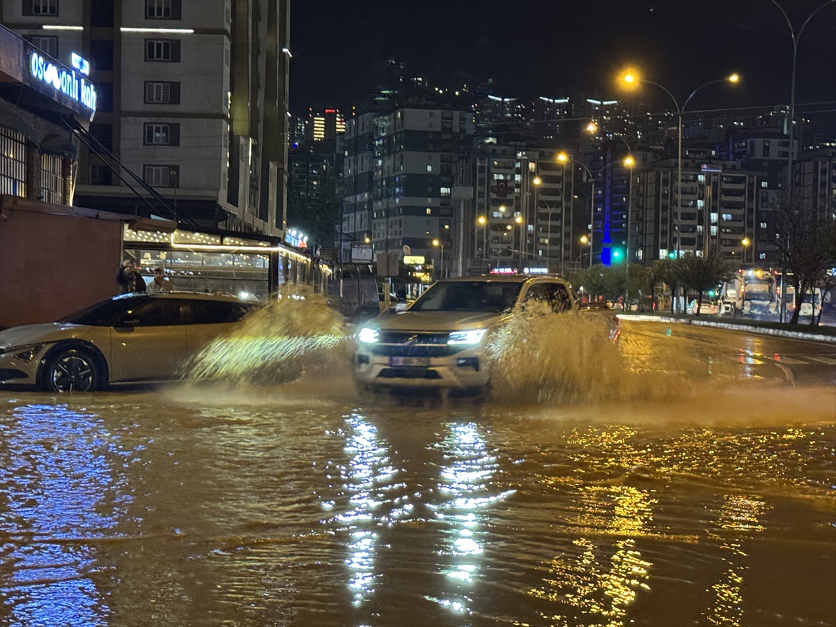 Kahramanmaraş'ta sağanak sürücülere zor anlar yaşattı, yollarda su tahliyesi yapıldı