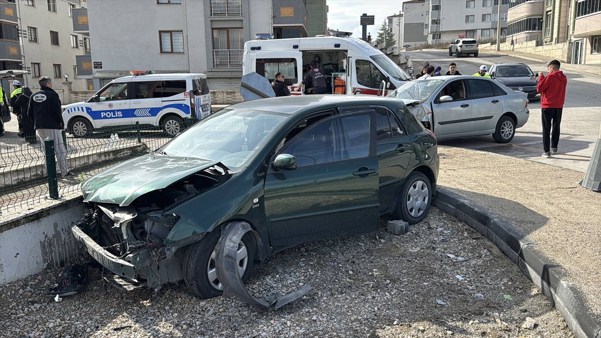 Karabük'te iki otomobil Kanyon Köprü girişinde çarpıştı, bir kişi yaralandı