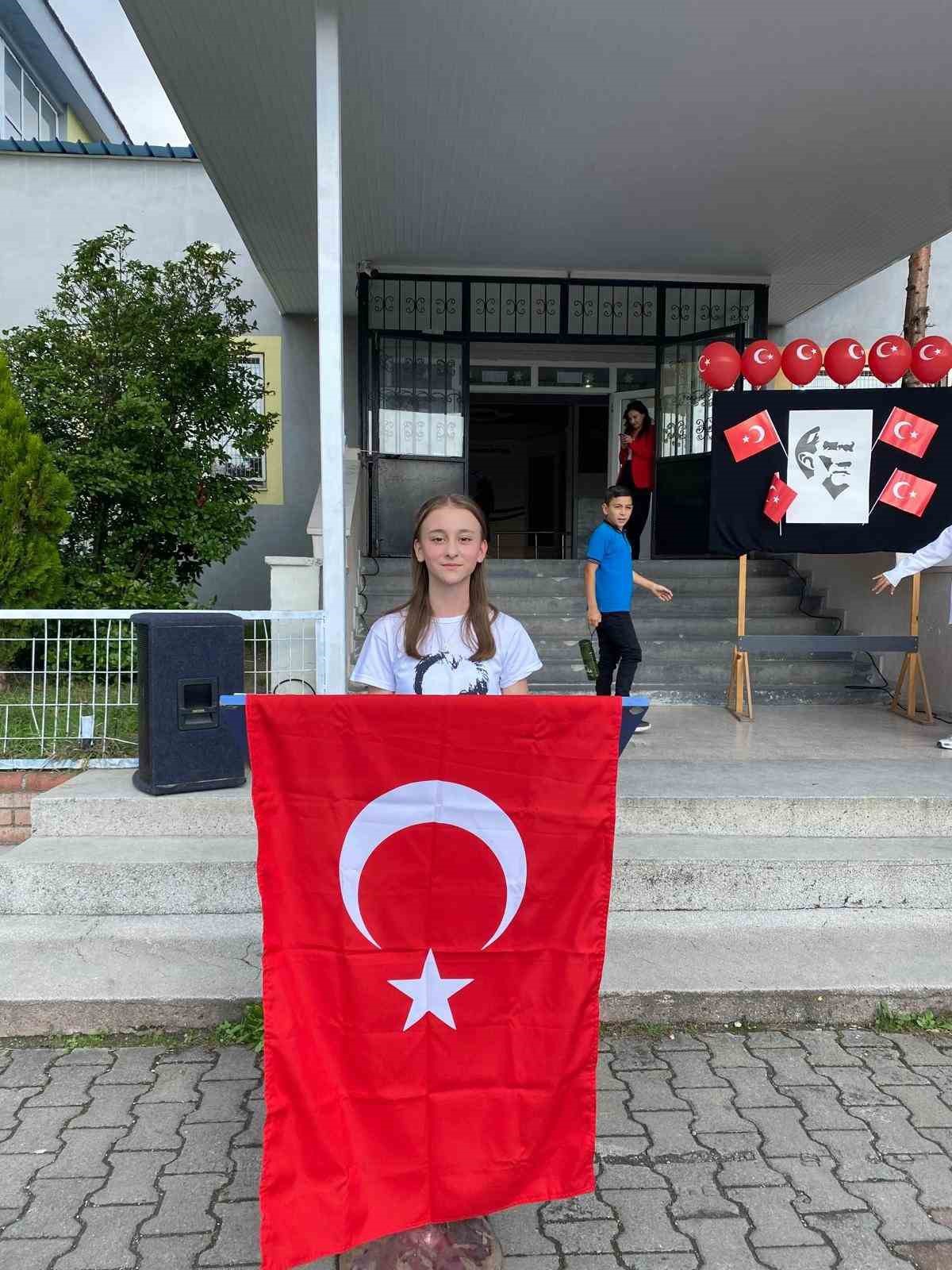 Karadeniz Ereğli'de Cumhuriyet'in 103. yılı ortaokulda törenle kutlandı