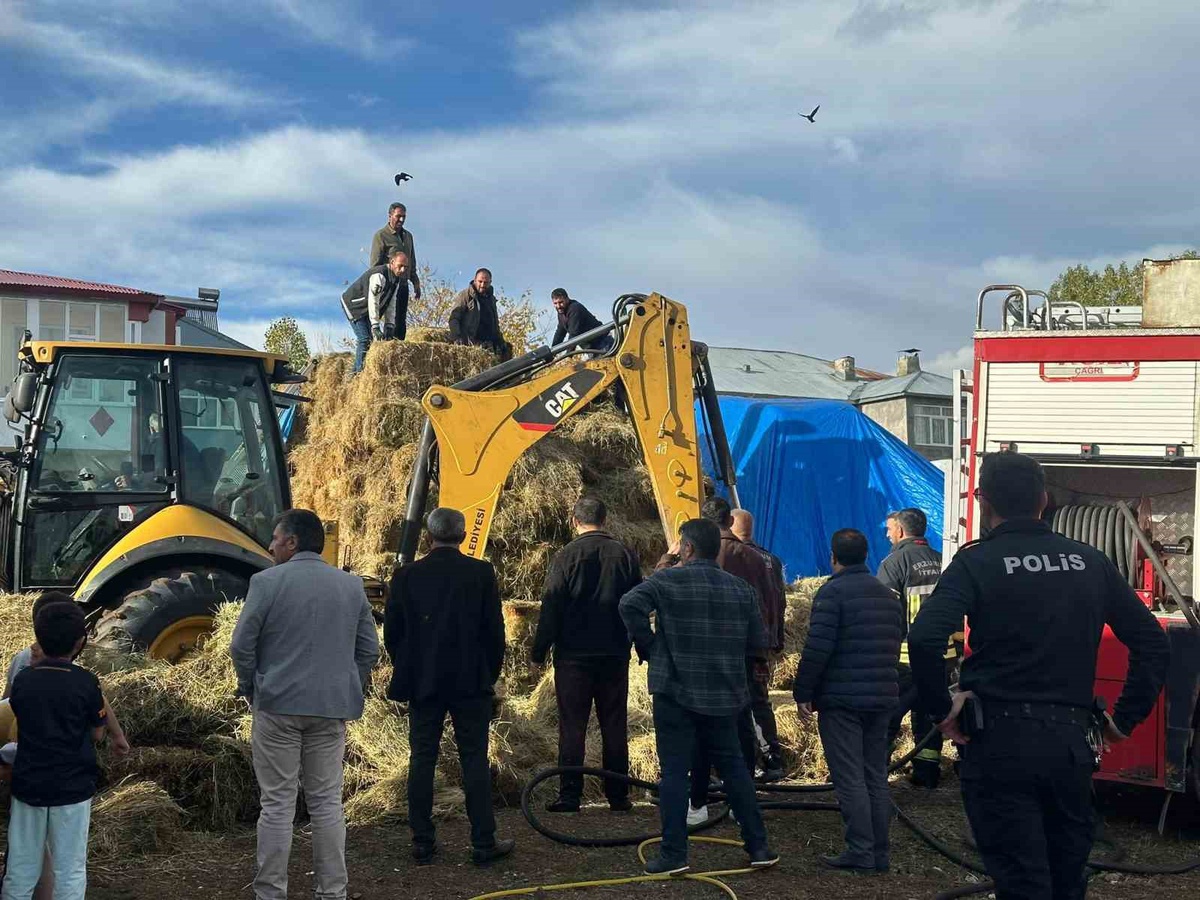 Karayazı'da ev önündeki otlarda çıkan yangına mahalle sakinleri ilk müdahaleyi yaptı