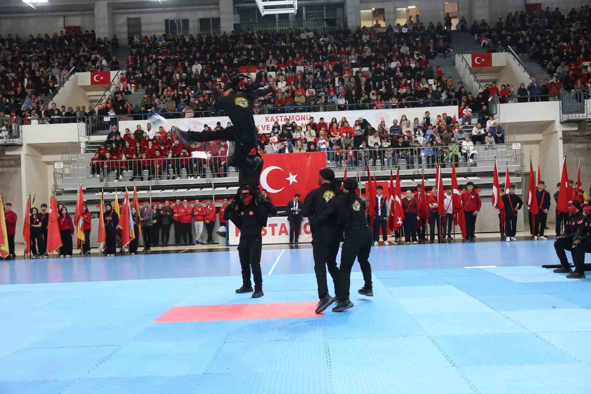 Kastamonu’da Cumhuriyet Bayramı coşkusu: Jandarma komandolar ve sporcuların gösterileri nefesleri kesti