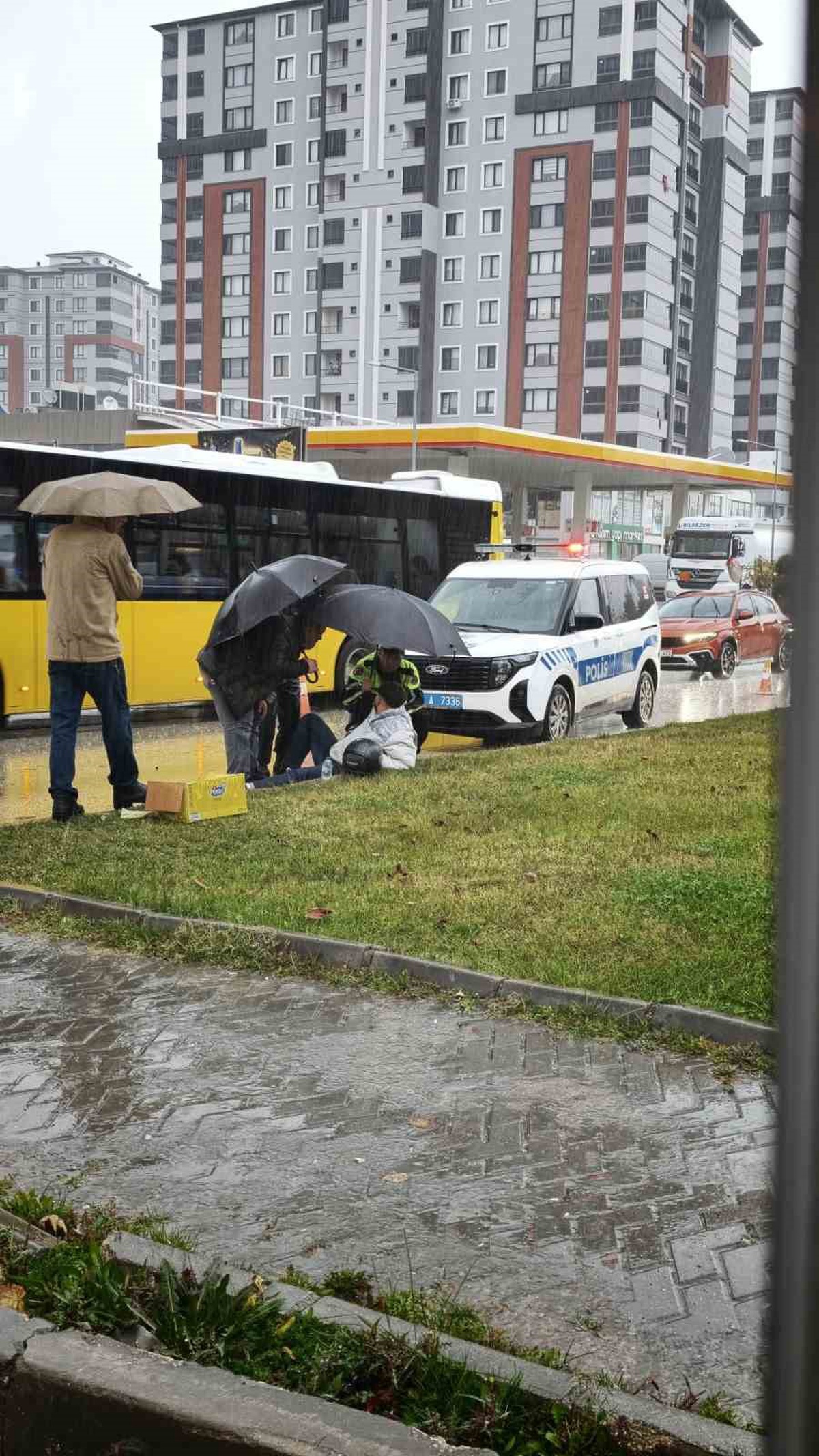 Kastamonu'da yağmurda yaralanan motosikletliye trafik polisinden şemsiye! O anlar kamerada