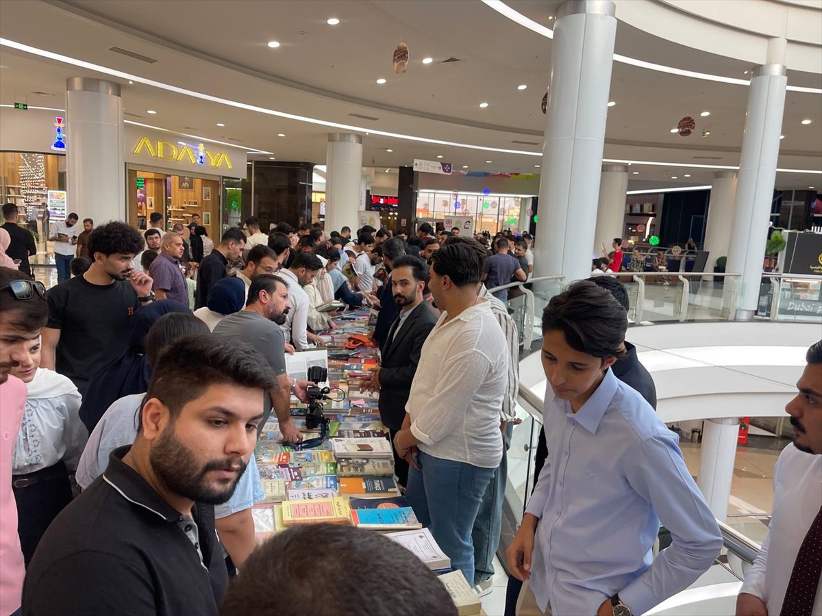 Kerkük'te Barış ve Özgürlük Derneği alışveriş merkezinde 2 bin kitap dağıttı