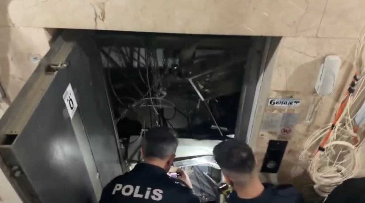 Kızıltepe'de iş merkezindeki asansörün halatı koptu, kabinle düşen 2 işçi yaralandı
