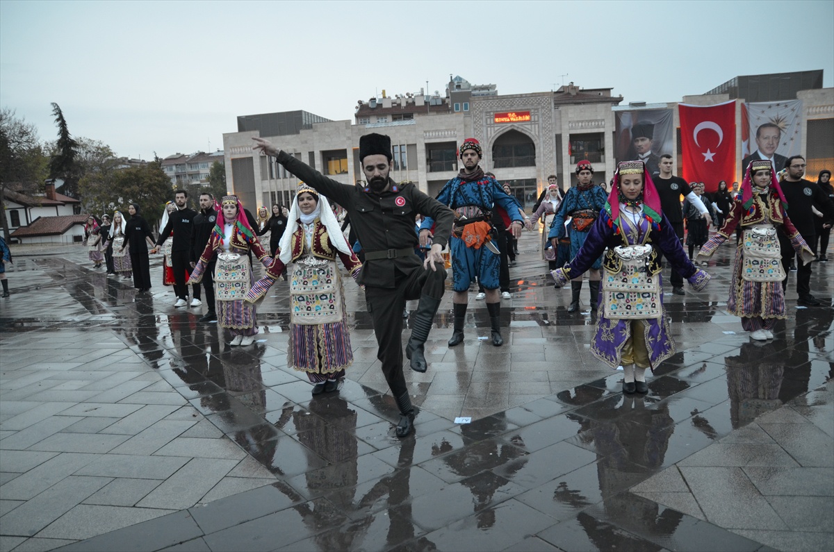 Konya'da 103 dansçı Cumhuriyet'in 103. yılı için Harmandalı Zeybeği oynadı