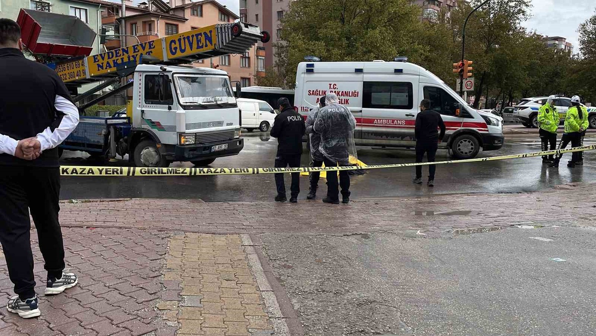 Konya Meram'da taşıma asansörü kamyonu yaşlı kadına çarptı, kadın hayatını kaybetti