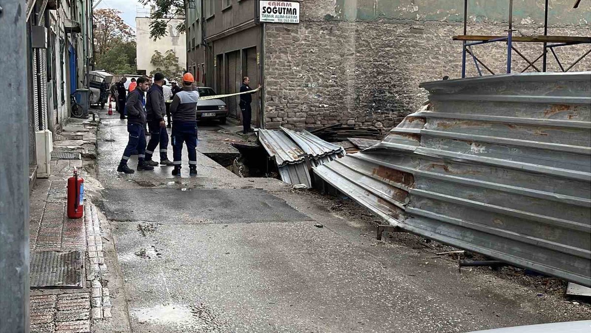 Konya Meram'da zemin çökünce doğalgaz ve su hattı boruları patladı