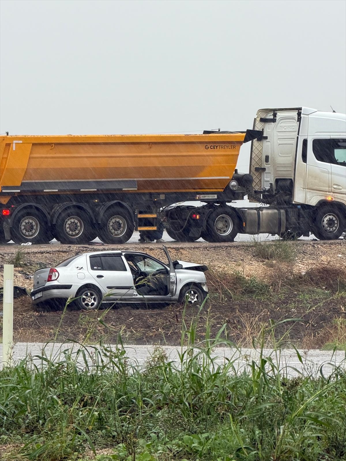 Kozan'da yoldan çıkan otomobildeki 1 kişi yaralanarak hastaneye kaldırıldı