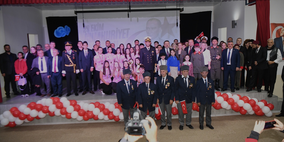 Lapseki'de Cumhuriyet'in 103. yılı hava muhalefeti nedeniyle spor salonunda kutlandı